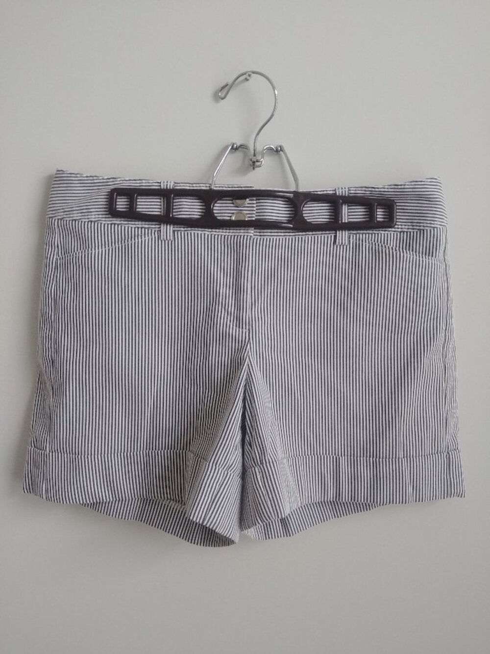 White House Black Market white navy blue striped cotton blend shorts siz…